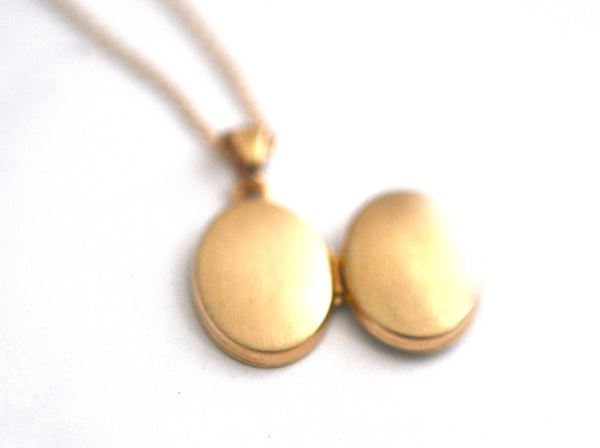 necklace / gold 14k plain tiny oval locket